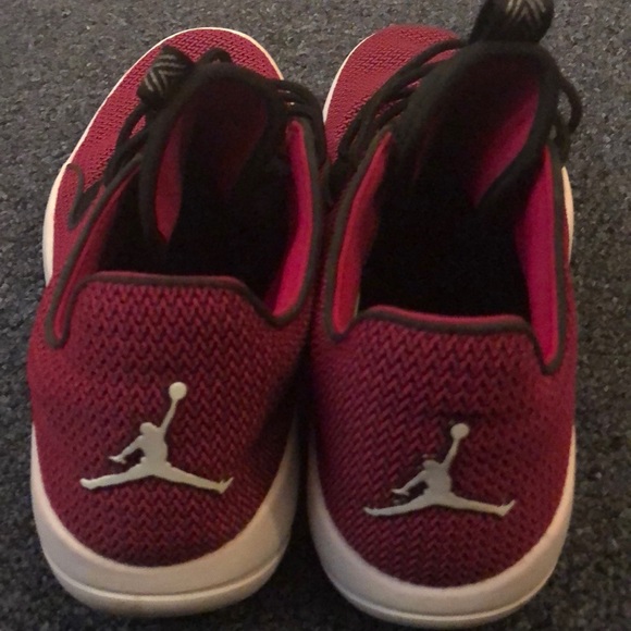 Size 7 YOUTH Maroon Air Jordans - Picture 4 of 4